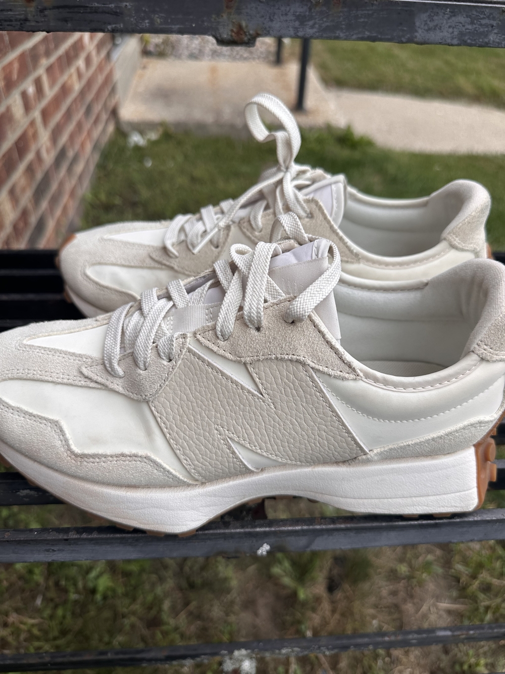 Womens size 10 New Balance tennis shoes in off white